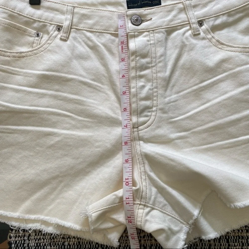 House of Harlow 1960 Cream High Rise Denim Mom Jean Shorts Raw Hem 30 - Picture 13 of 14